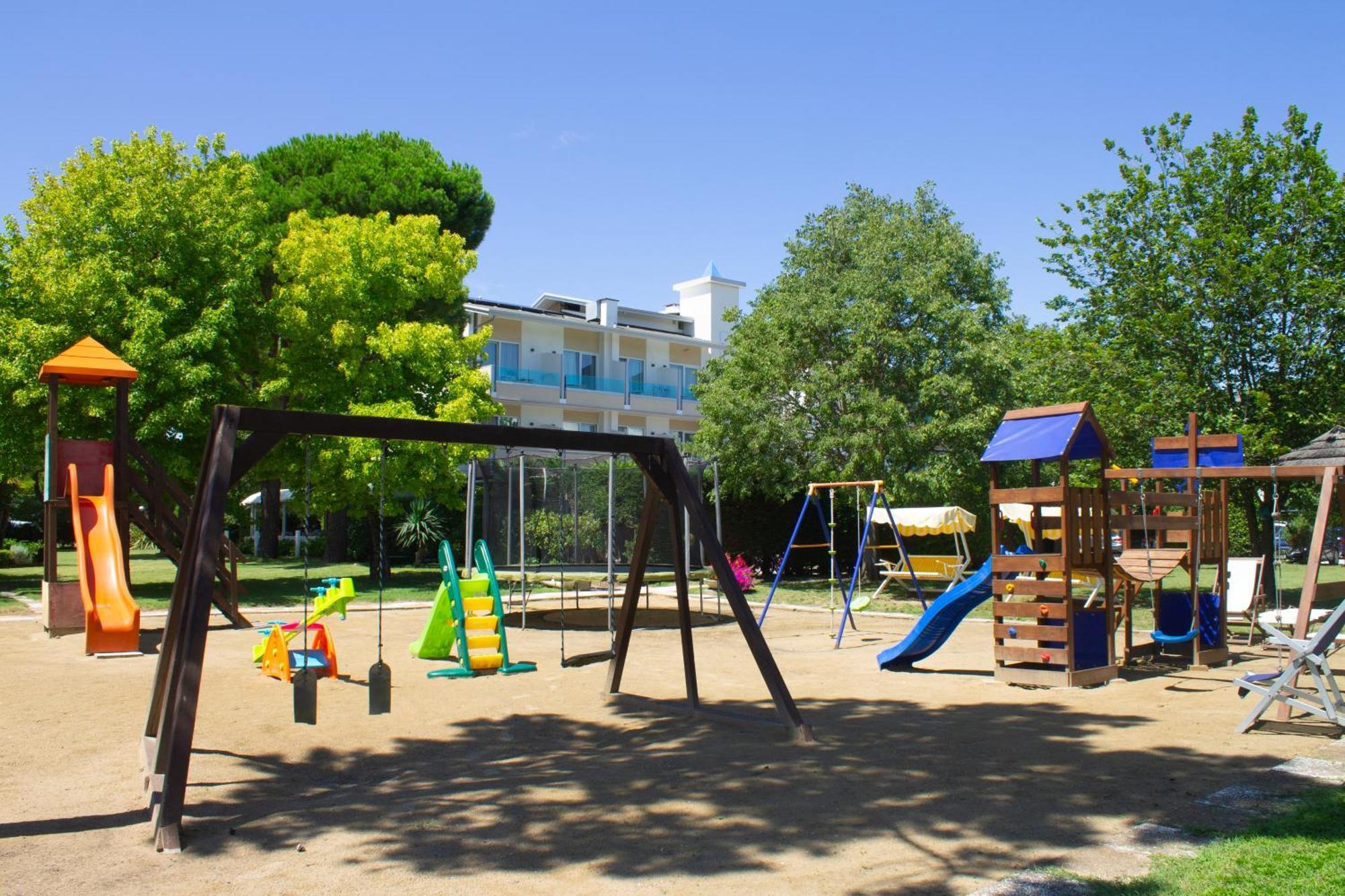Hotel Hiki 3 Superior Bibione Exteriör bild